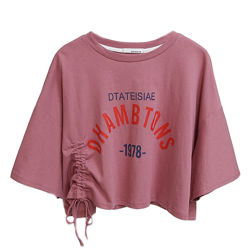 Kvinnors kortärmad T-shirt med avslappnad dragsko och kreativ text Mirla-Eva Jonsson