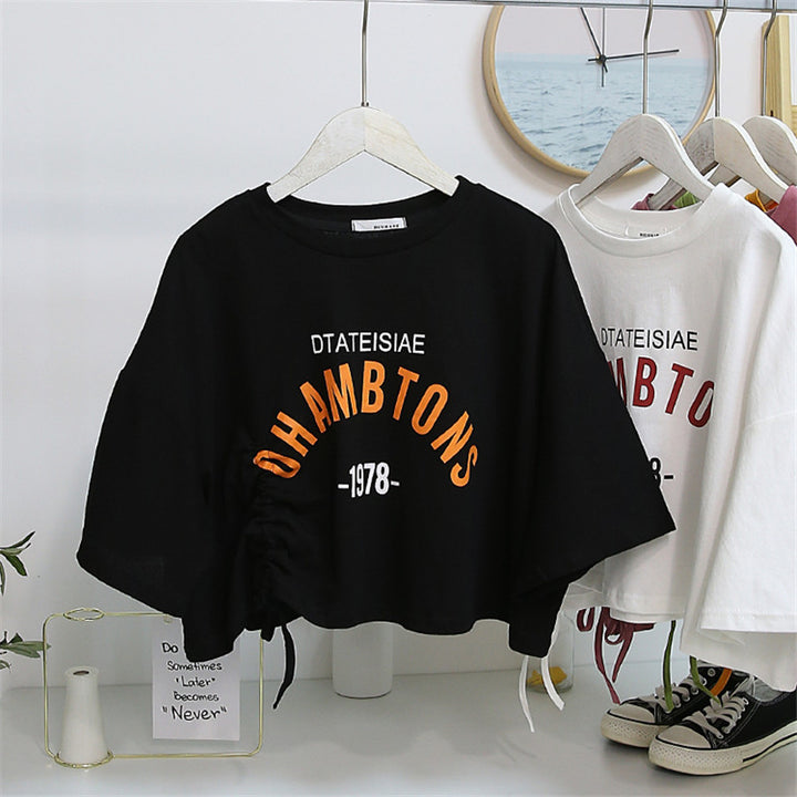 Kvinnors kortärmad T-shirt med avslappnad dragsko och kreativ text Mirla-Eva Jonsson