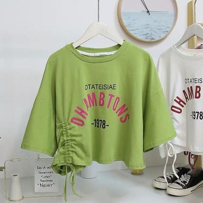 Kvinnors kortärmad T-shirt med avslappnad dragsko och kreativ text Mirla-Eva Jonsson