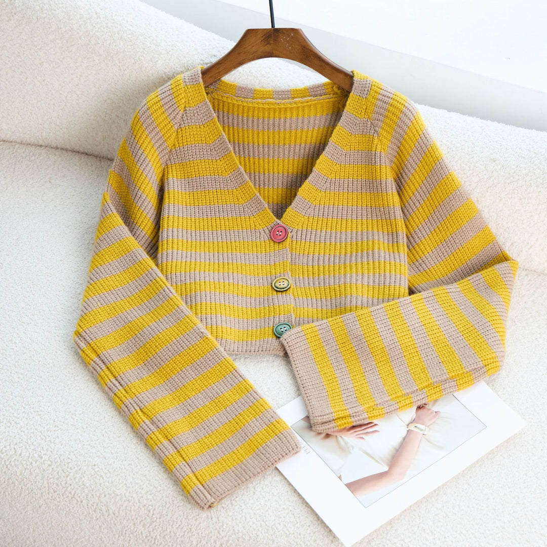 Kvinnors kortärmad cardigan med färgglada knappdetaljer och modern design Mirla-Eva Jonsson