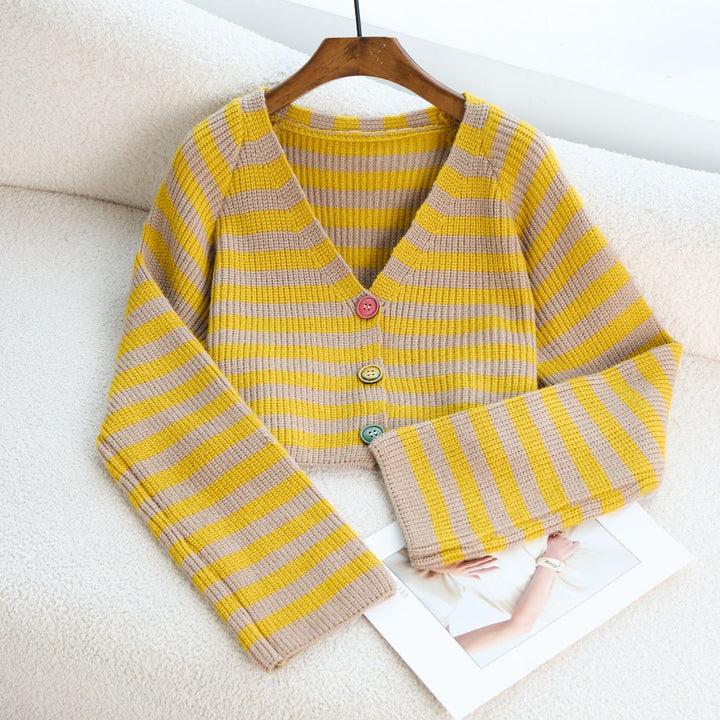 Kvinnors kortärmad cardigan med färgglada knappdetaljer och modern design Mirla-Eva Jonsson