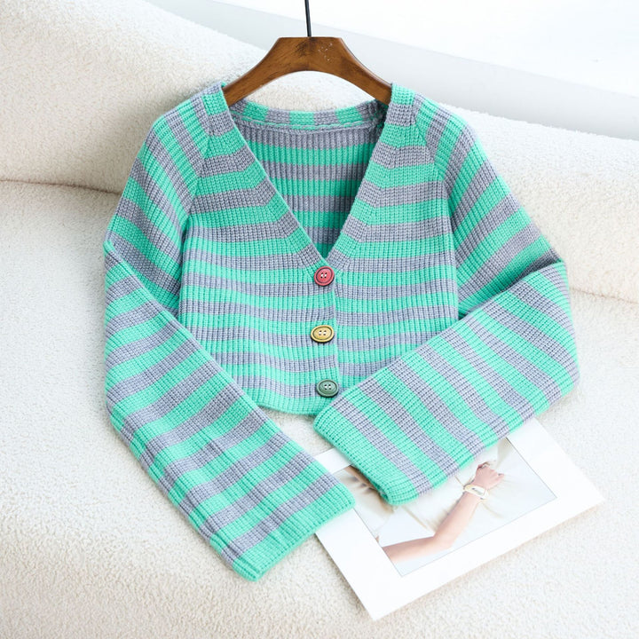 Kvinnors kortärmad cardigan med färgglada knappdetaljer och modern design Mirla-Eva Jonsson