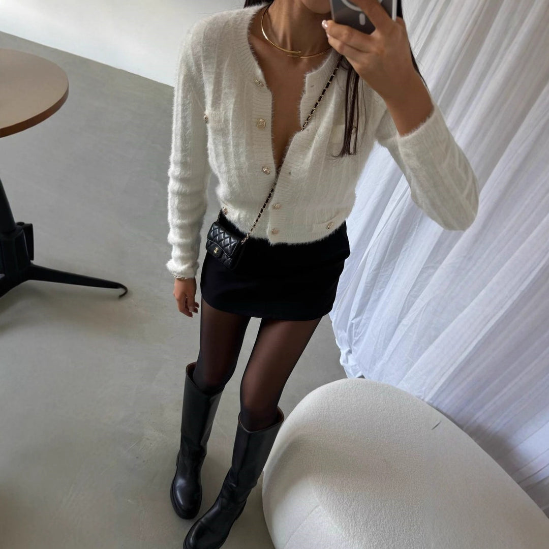 Kvinnors kortärmad cardigan med glänsande knapppdetaljer och mjukt material Mirla-Eva Jonsson