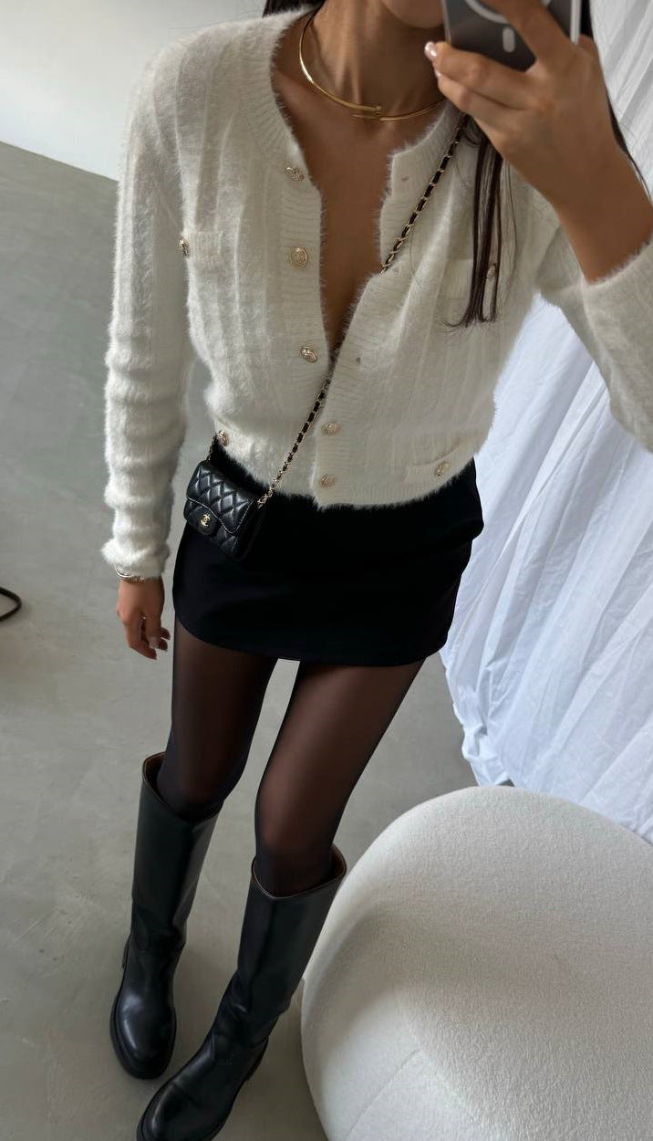 Kvinnors kortärmad cardigan med glänsande knapppdetaljer och mjukt material Mirla-Eva Jonsson