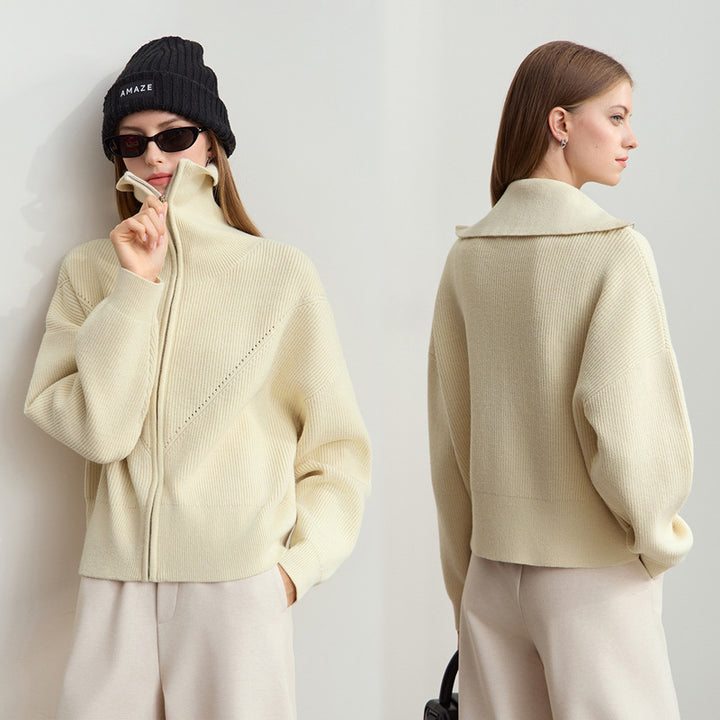 Kvinnors kortärmad cardigan med praktisk huva och modern dragkedja Mirla-Eva Jonsson