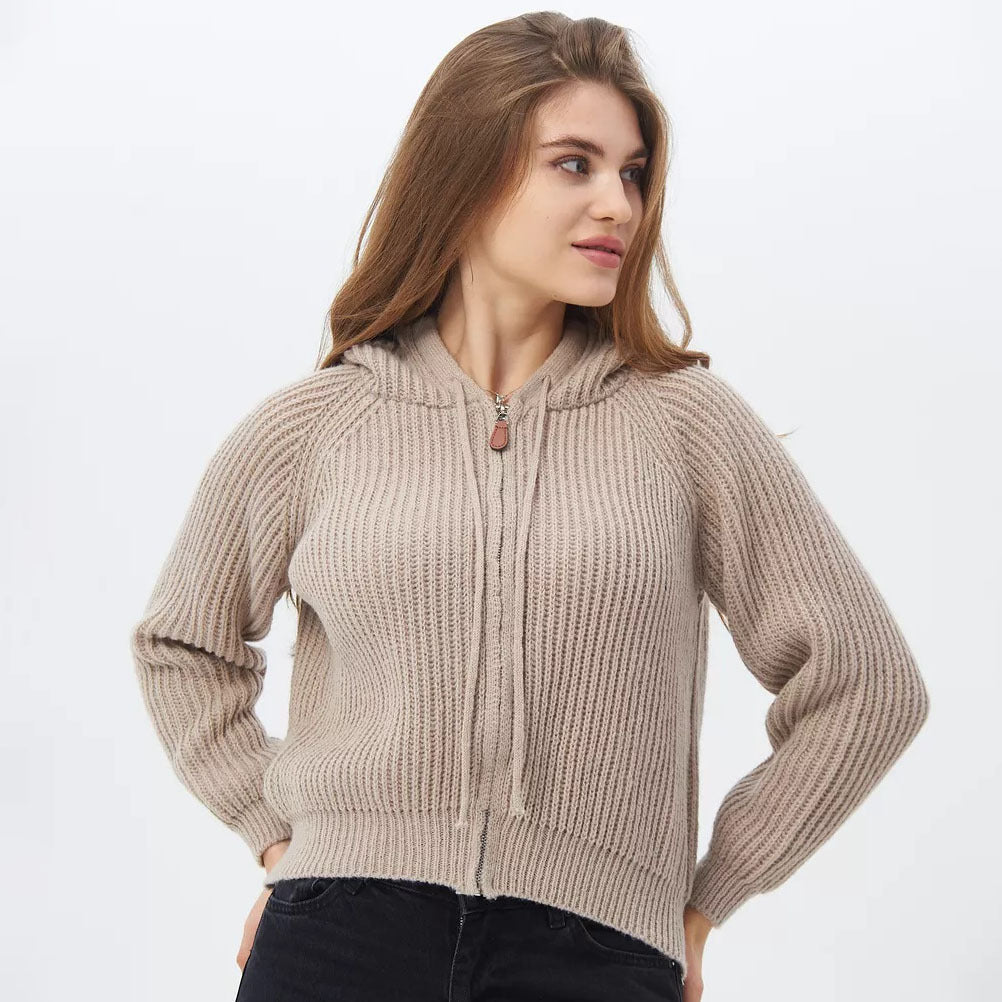Kvinnors kortärmad hoodie i mjukt ribbat material med praktiska dragsnören Mirla-Eva Jonsson