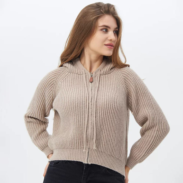 Kvinnors kortärmad hoodie i mjukt ribbat material med praktiska dragsnören Mirla-Eva Jonsson