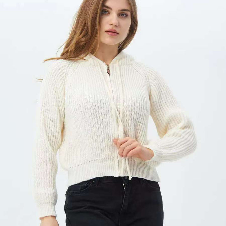 Kvinnors kortärmad hoodie i mjukt ribbat material med praktiska dragsnören Mirla-Eva Jonsson