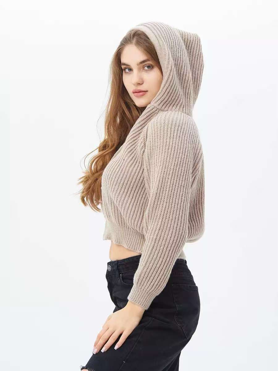 Kvinnors kortärmad hoodie i mjukt ribbat material med praktiska dragsnören Mirla-Eva Jonsson