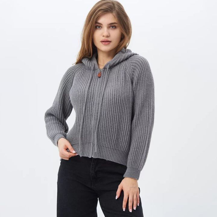 Kvinnors kortärmad hoodie i mjukt ribbat material med praktiska dragsnören Mirla-Eva Jonsson