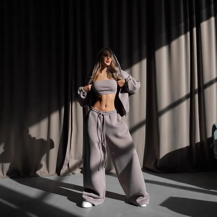 Kvinnors kortärmad hoodie med en avslappnad passform och eleganta detaljer-Eva Jonsson