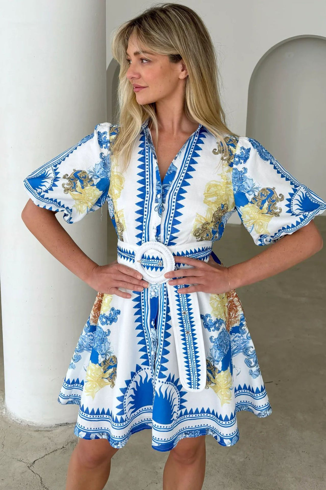 Kvinnors kortärmad klänning med elegant blommönster och rynkad midja-Eva Jonsson