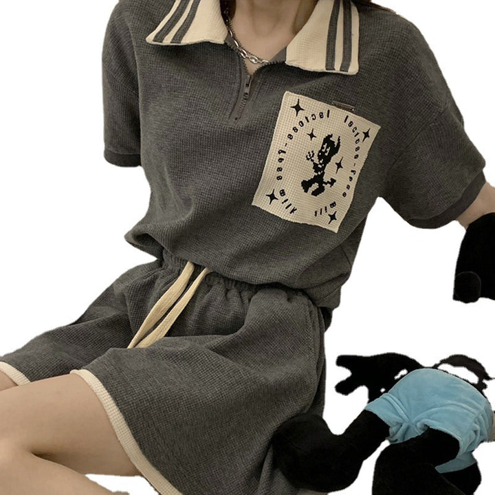 Kvinnors kortärmad polo med modern krage och stilfull grafisk detalj Mirla-Eva Jonsson