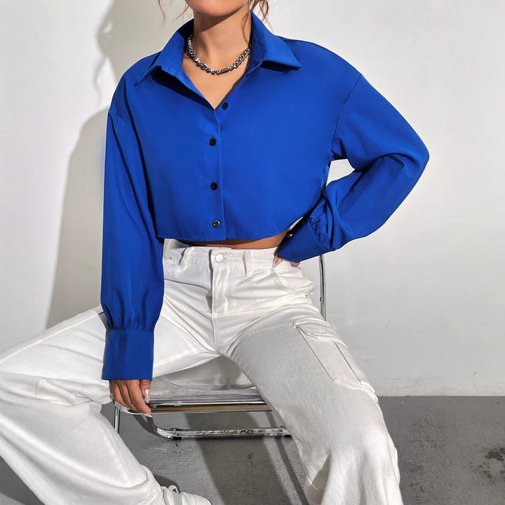 Kvinnors kortärmad skjortjacka med moderna knapdetails och eleganta puffärmar Mirla-Eva Jonsson