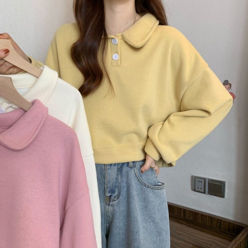 Kvinnors kortärmad sweatshirt med moderiktig krage och dekorativa knappar-Eva Jonsson