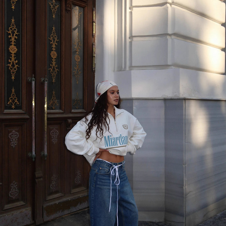 Kvinnors kortärmad zip hoodie med stort logotyp och avslappnad passform Mirla-Eva Jonsson