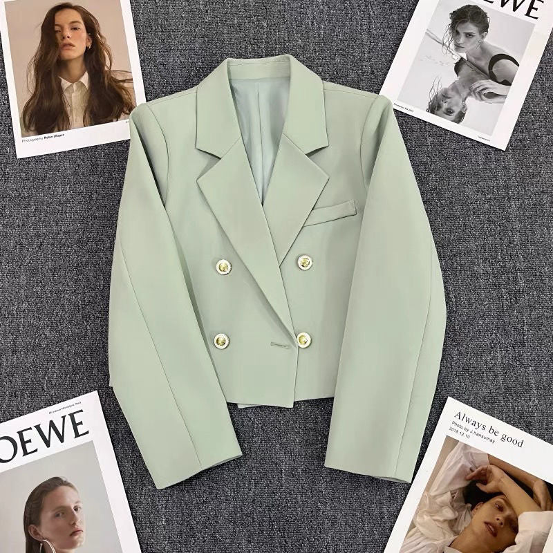 Kvinnors kortklippt blazer med dekorativa knappar Mirla-Eva Jonsson
