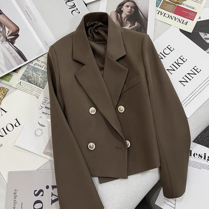 Kvinnors kortklippt blazer med dekorativa knappar Mirla-Eva Jonsson