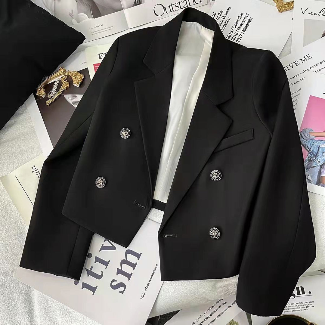 Kvinnors kortklippt blazer med dekorativa knappar Mirla-Eva Jonsson