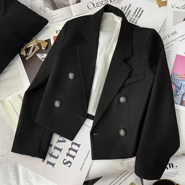 Kvinnors kortklippt blazer med dekorativa knappar Mirla-Eva Jonsson