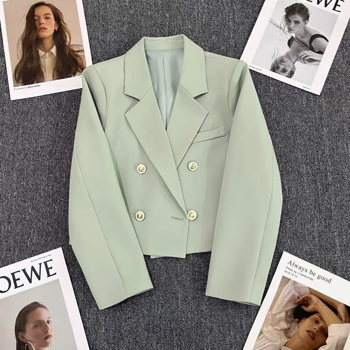 Kvinnors kortklippt blazer med dekorativa knappar Mirla-Eva Jonsson