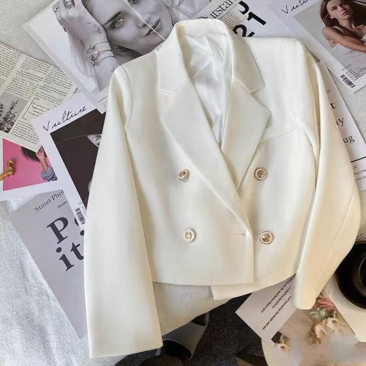 Kvinnors kortklippt blazer med dekorativa knappar Mirla-Eva Jonsson