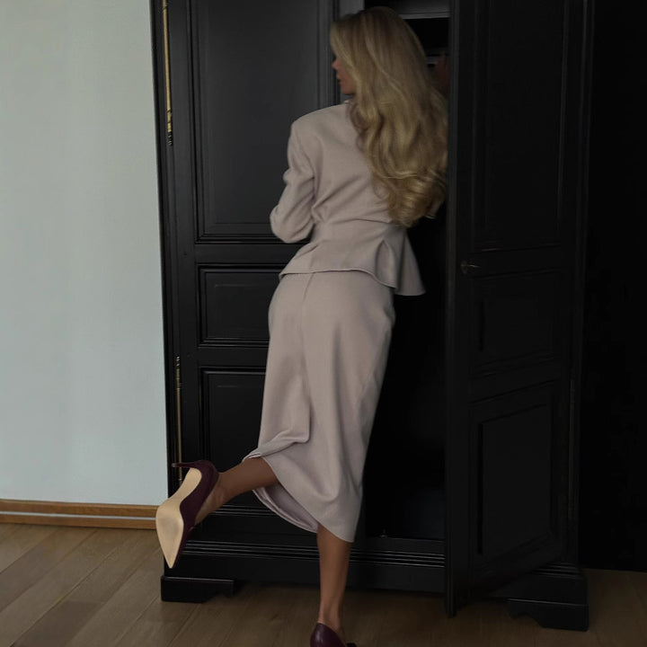 Kvinnors kostym i en elegant skärning med en figursydd kavaj och blyertskjol Mirla-Eva Jonsson