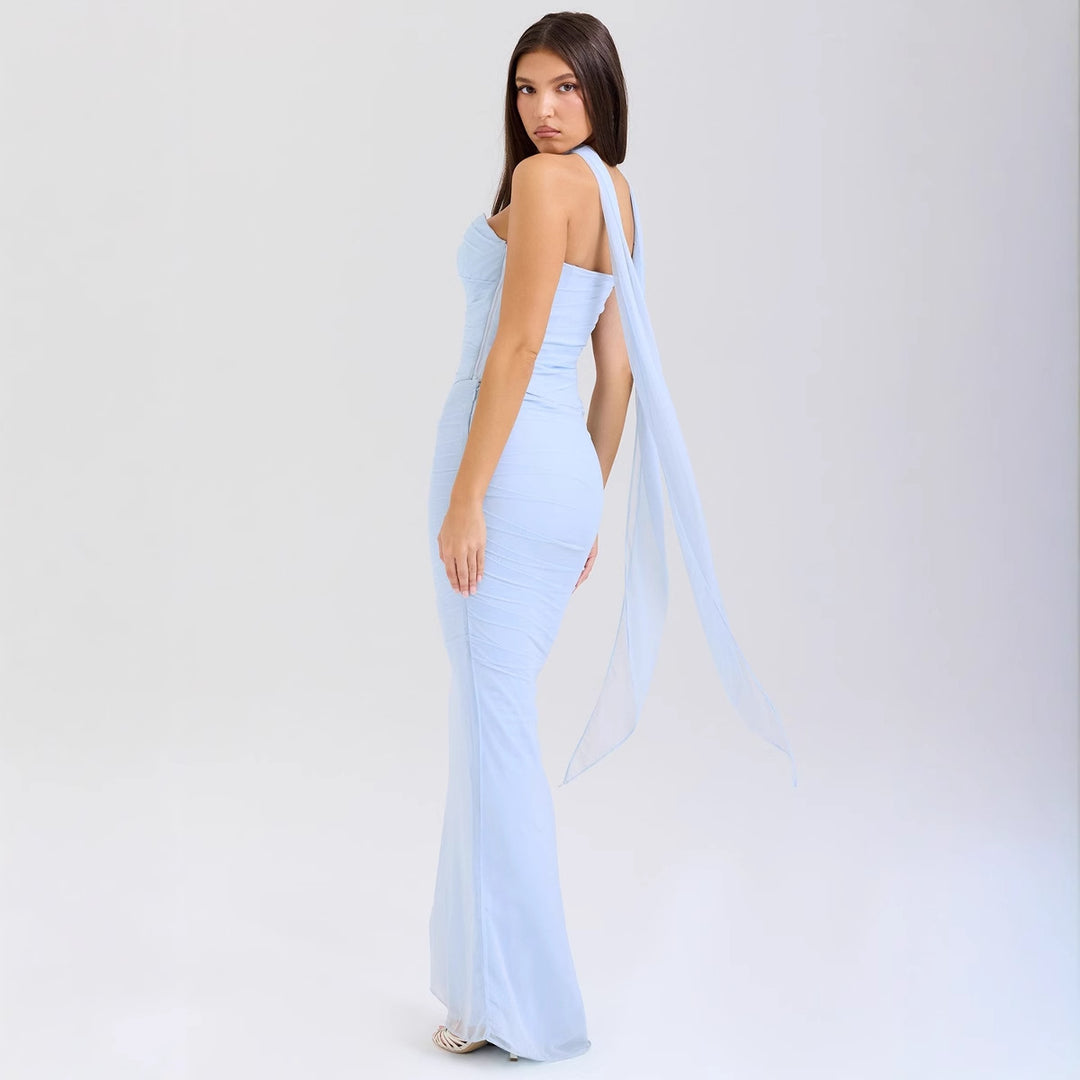 Kvinnors kroppsnära kvällsklänning med off-shoulder design och sofistikerad drapering Mirla-Eva Jonsson
