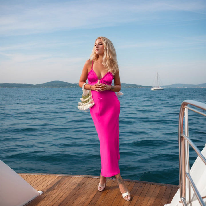 Kvinnors kvällsklänning med djup V-hals och eleganta volangdetaljer Mirla-Eva Jonsson