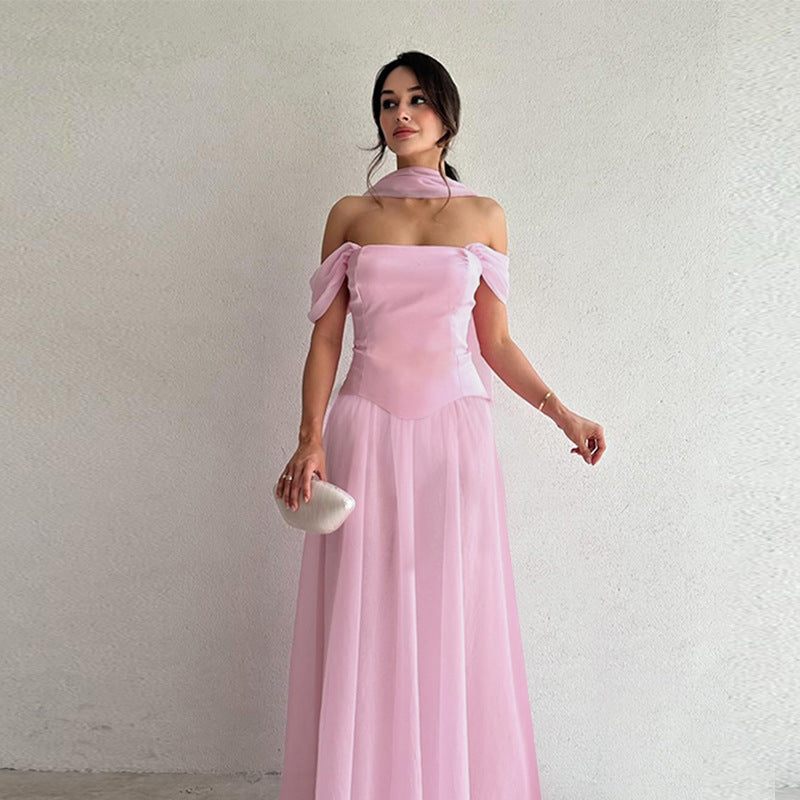 Kvinnors kvällsklänning med off-shoulder design och eleganta volangdetaljer Mirla-Eva Jonsson