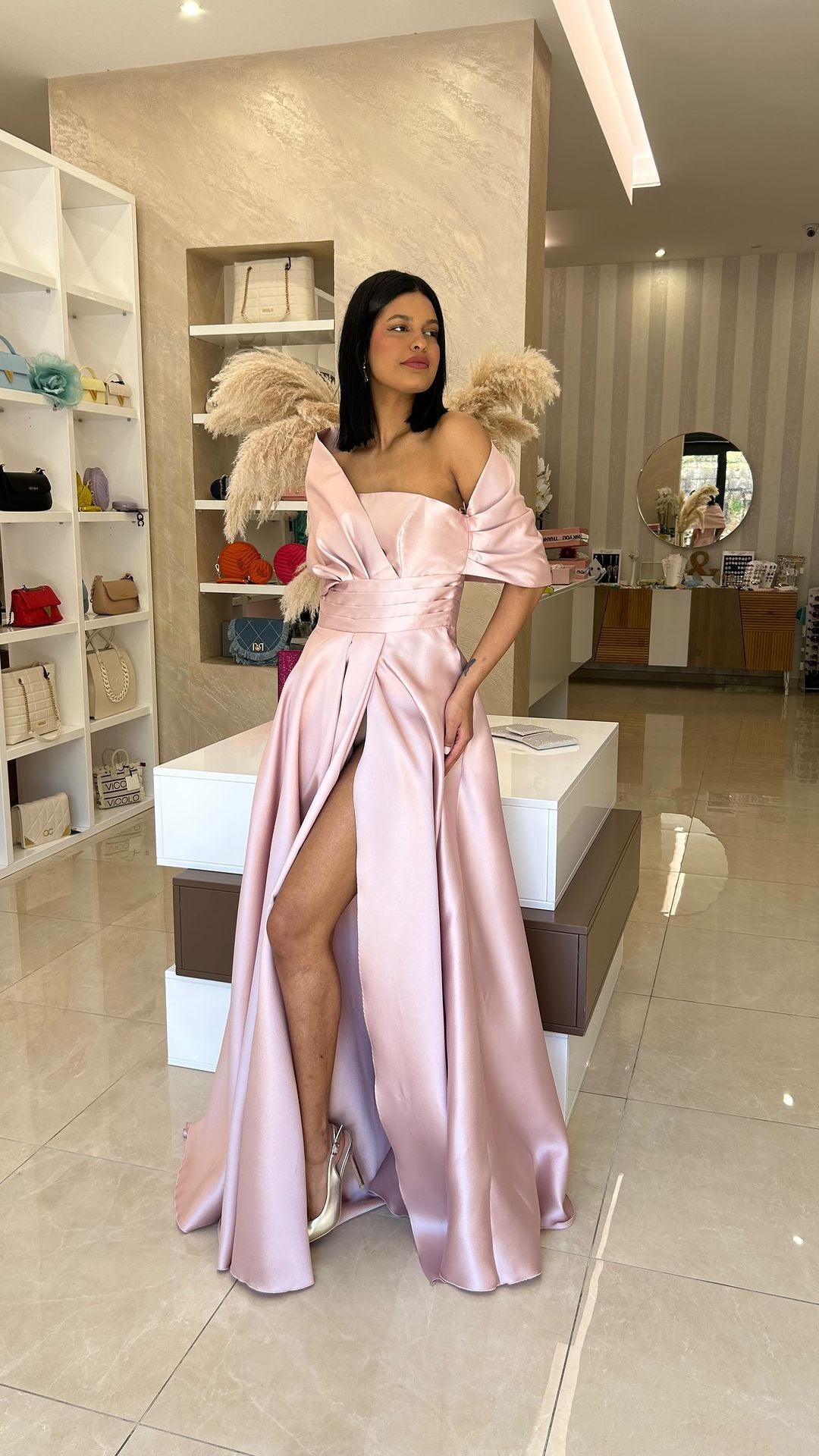 Kvinnors kvällsklänning med skimrande satin och eleganta volanger Mirla-Eva Jonsson