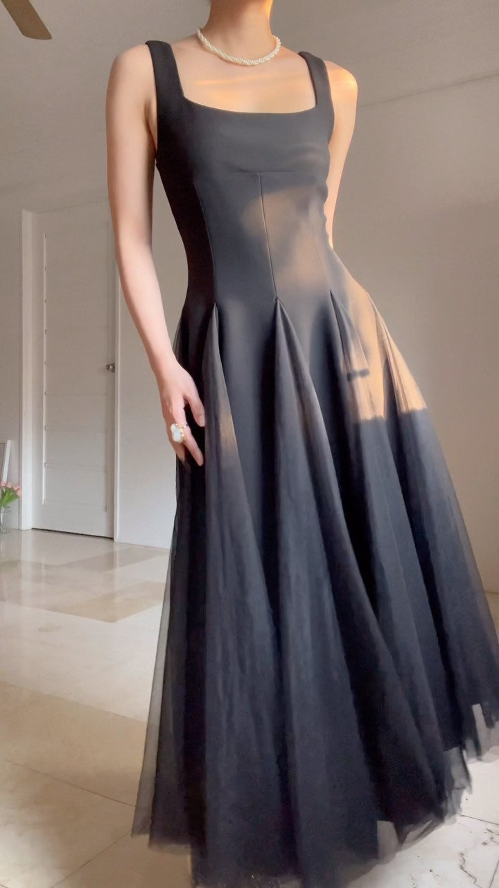 Kvinnors kvällsklänning med stilfull A-linjeformad snitt och elegant chiffonöverdrag Mirla-Eva Jonsson