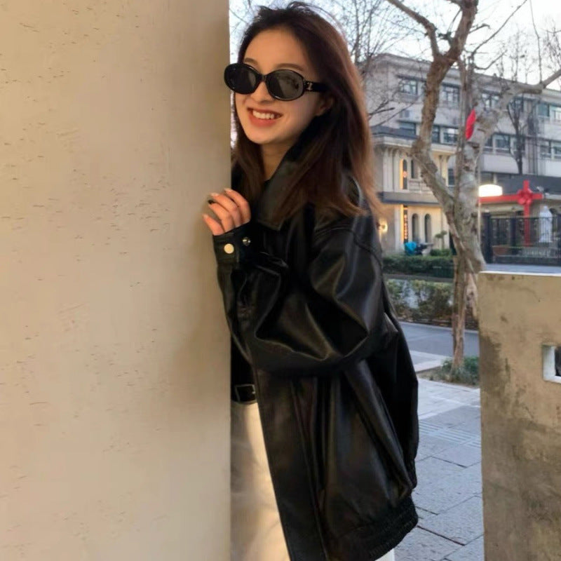 Kvinnors läderjacka i oversized stil med trendiga detaljer Mirla-Eva Jonsson
