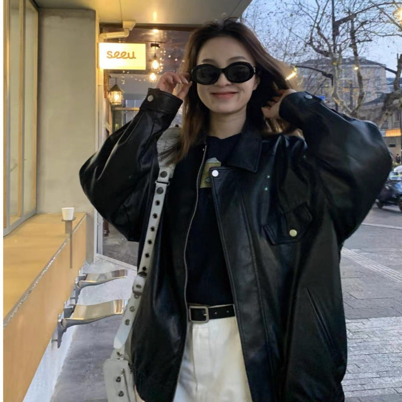 Kvinnors läderjacka i oversized stil med trendiga detaljer Mirla-Eva Jonsson