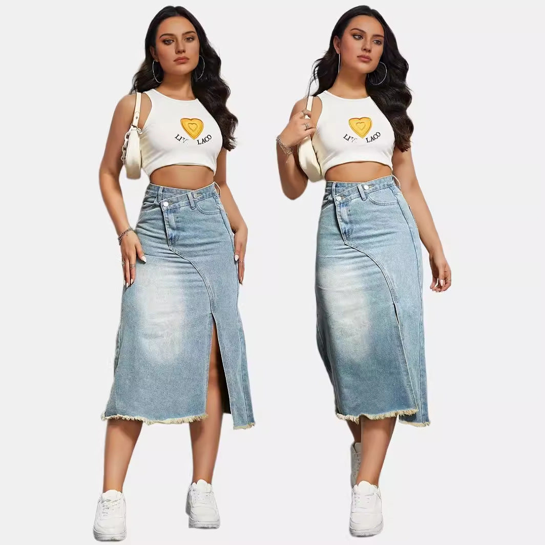 Kvinnors lång denimkjol med asymmetrisk slits och fransad nederkant Mirla-Eva Jonsson