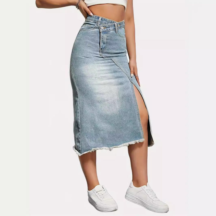 Kvinnors lång denimkjol med asymmetrisk slits och fransad nederkant Mirla-Eva Jonsson