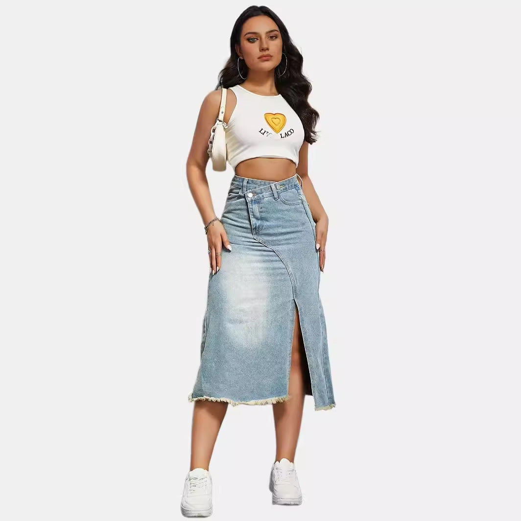 Kvinnors lång denimkjol med asymmetrisk slits och fransad nederkant Mirla-Eva Jonsson