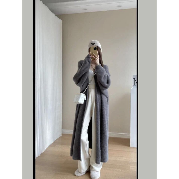 Kvinnors lång kappa gjord av mysigt material med en öppen skärning Mirla-Eva Jonsson