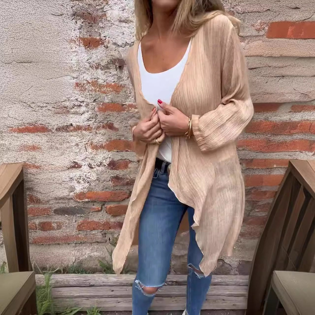 Kvinnors lång kardi med flödande skärning och eleganta instickningar Mirla-Eva Jonsson
