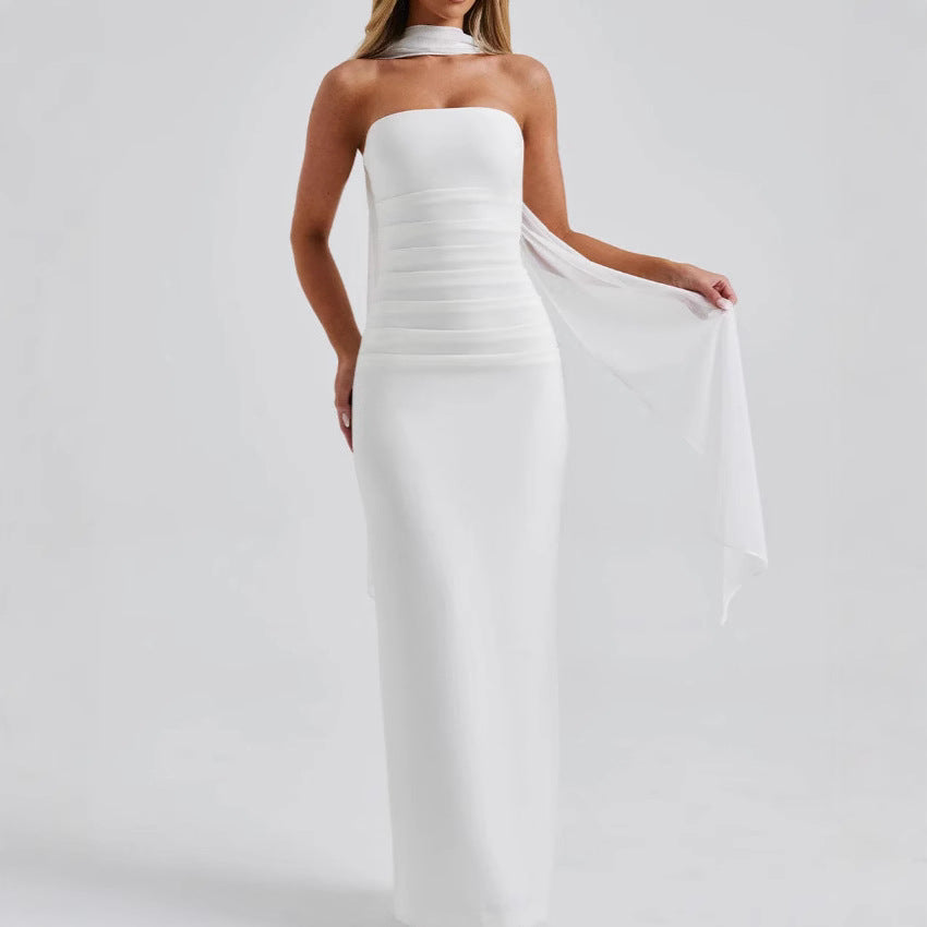 Kvinnors lång kvällsklänning med elegant off-shoulder design och mjuka volanger-Eva Jonsson