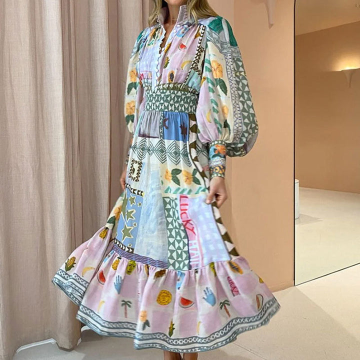 Kvinnors lång maxi klänning med färgglad patchwork mönster och voluminösa ärmar Mirla-Eva Jonsson