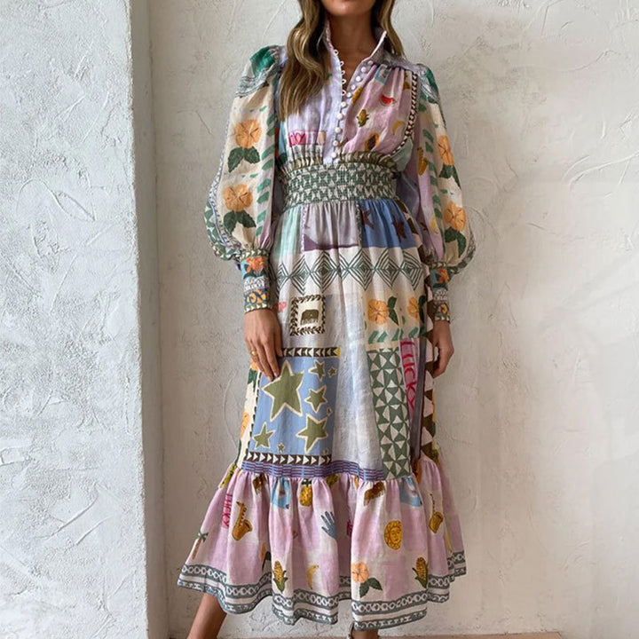 Kvinnors lång maxi klänning med färgglad patchwork mönster och voluminösa ärmar Mirla-Eva Jonsson