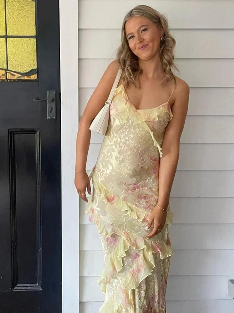 Kvinnors lång maxi-klänning med lekfulla volangdetaljer och blommönster-Eva Jonsson