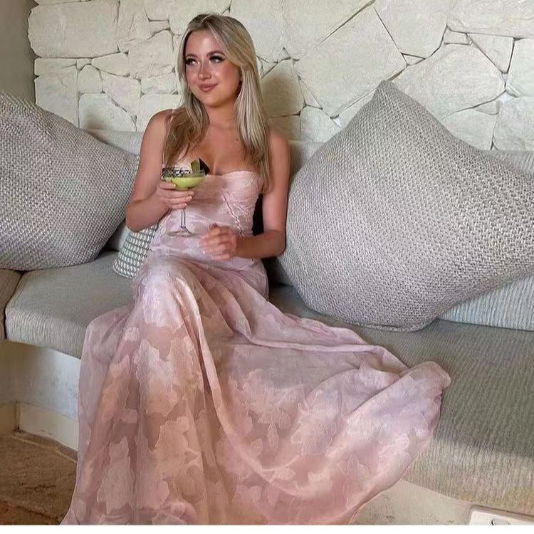 Kvinnors lång spetsklänning med transparent överdel och elegant skärning Mirla-Eva Jonsson