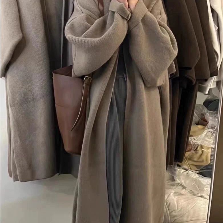 Kvinnors lång stickad kappa med oversized passform och mjukt fleecefoder-Eva Jonsson