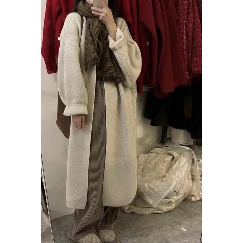 Kvinnors lång stickad kappa med oversized passform och mjukt fleecefoder-Eva Jonsson