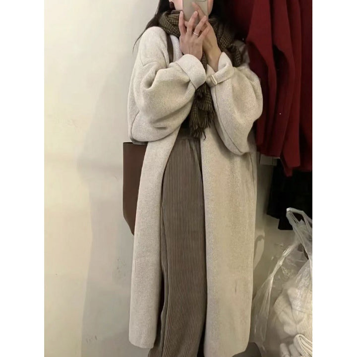 Kvinnors lång stickad kappa med oversized passform och mjukt fleecefoder-Eva Jonsson