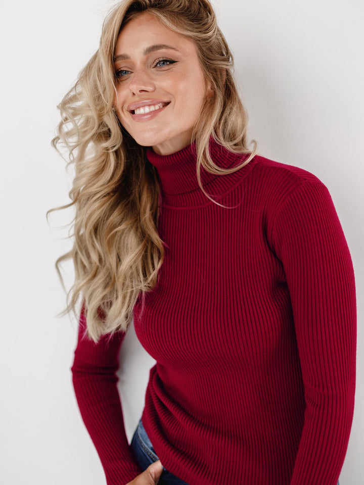 Kvinnors lång tröja med hög krage och fin ribbad struktur Mirla-Eva Jonsson