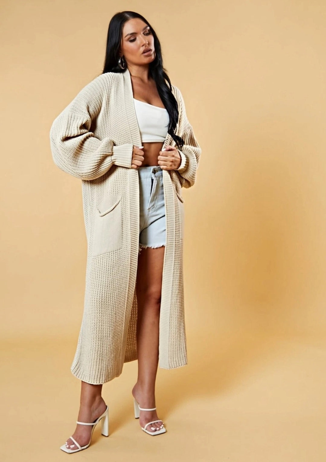 Kvinnors långa stickad cardigan med öppen design och praktiska fickor Mirla-Eva Jonsson