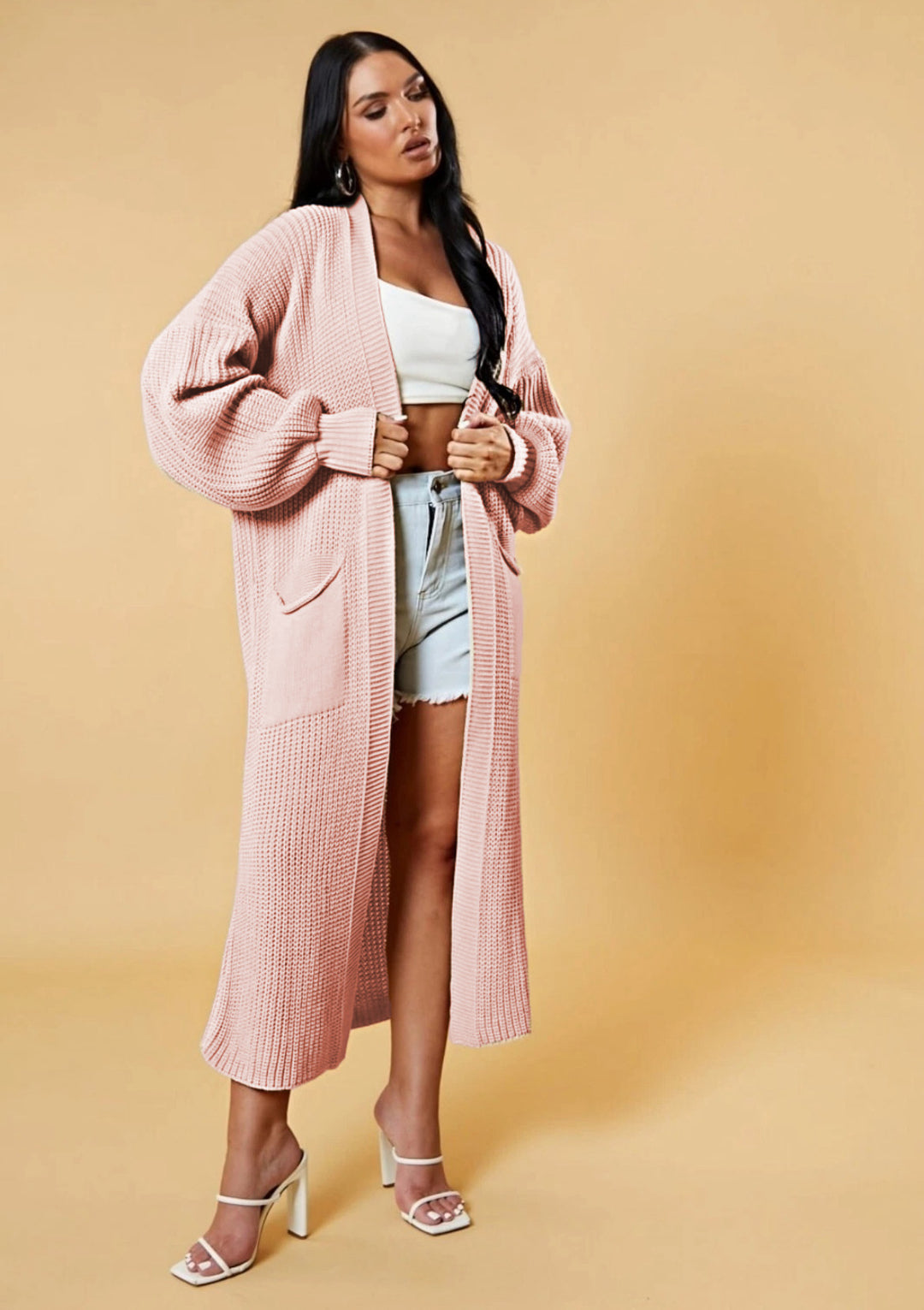 Kvinnors långa stickad cardigan med öppen design och praktiska fickor Mirla-Eva Jonsson